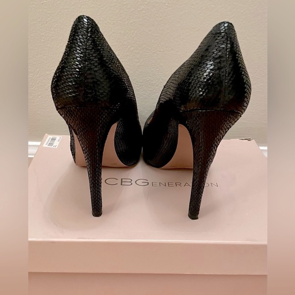 BCBGeneration Genuine Leather Hidden Platform Embossed Pumps (like new) - Picture 4 of 7